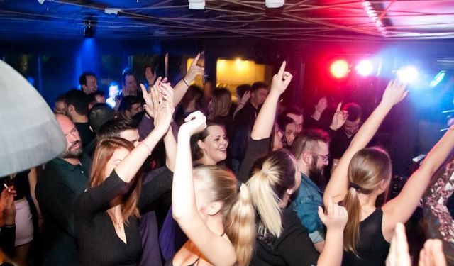 Κόσμος χορεύει στο Cozy Club
