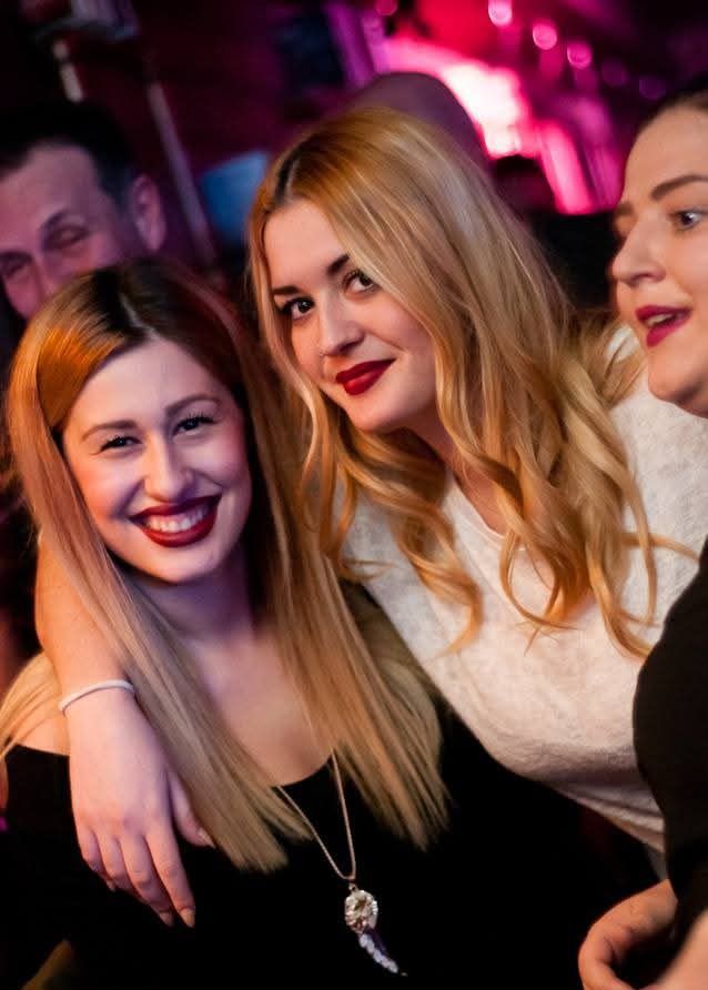 Παρέα σε πάρτι στο Cozy Club