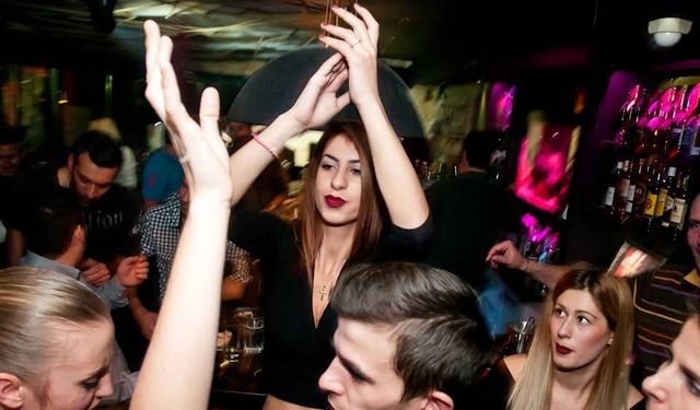 Χορός με ελληνική μουσική