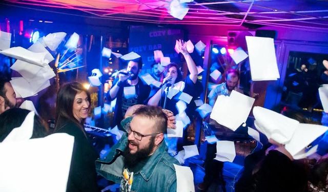 Καλεσμένοι πετούν χαρτοπετσέτες στην πίστα