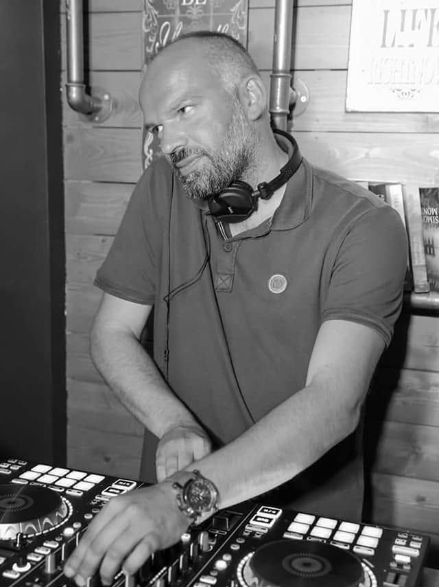 Ο DJ στα decks του Cozy Club