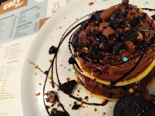 Pancakes με Kinder Bueno στο Cozy