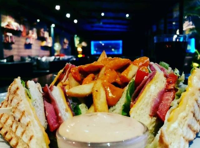 Club sandwich με πατάτες