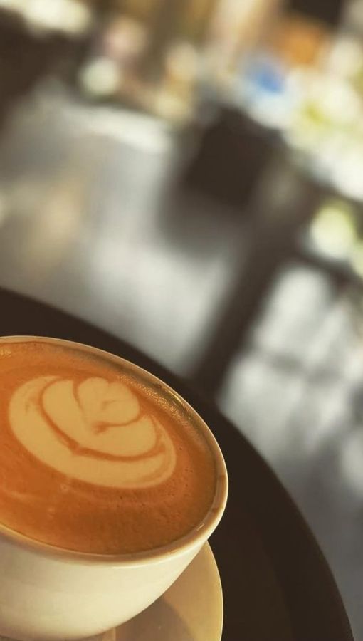 Σπιτικός cappuccino με latte art στο Cozy
